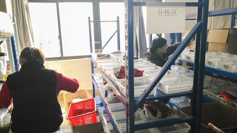 向老外出口圣誕用品，浙江義烏商人年銷數(shù)千萬(wàn)